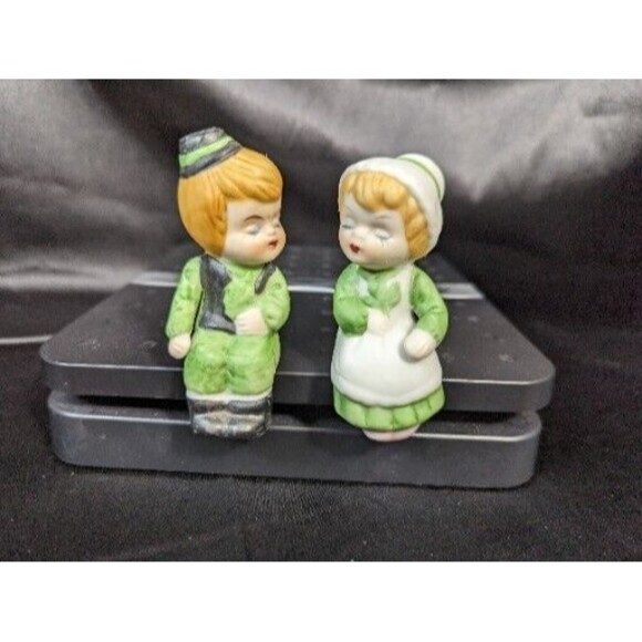 Vintage Salt Pepper Shakers Irish Boy & Girl Shelf Sitter Kissing Taiwan Cute - Picture 1 of 3